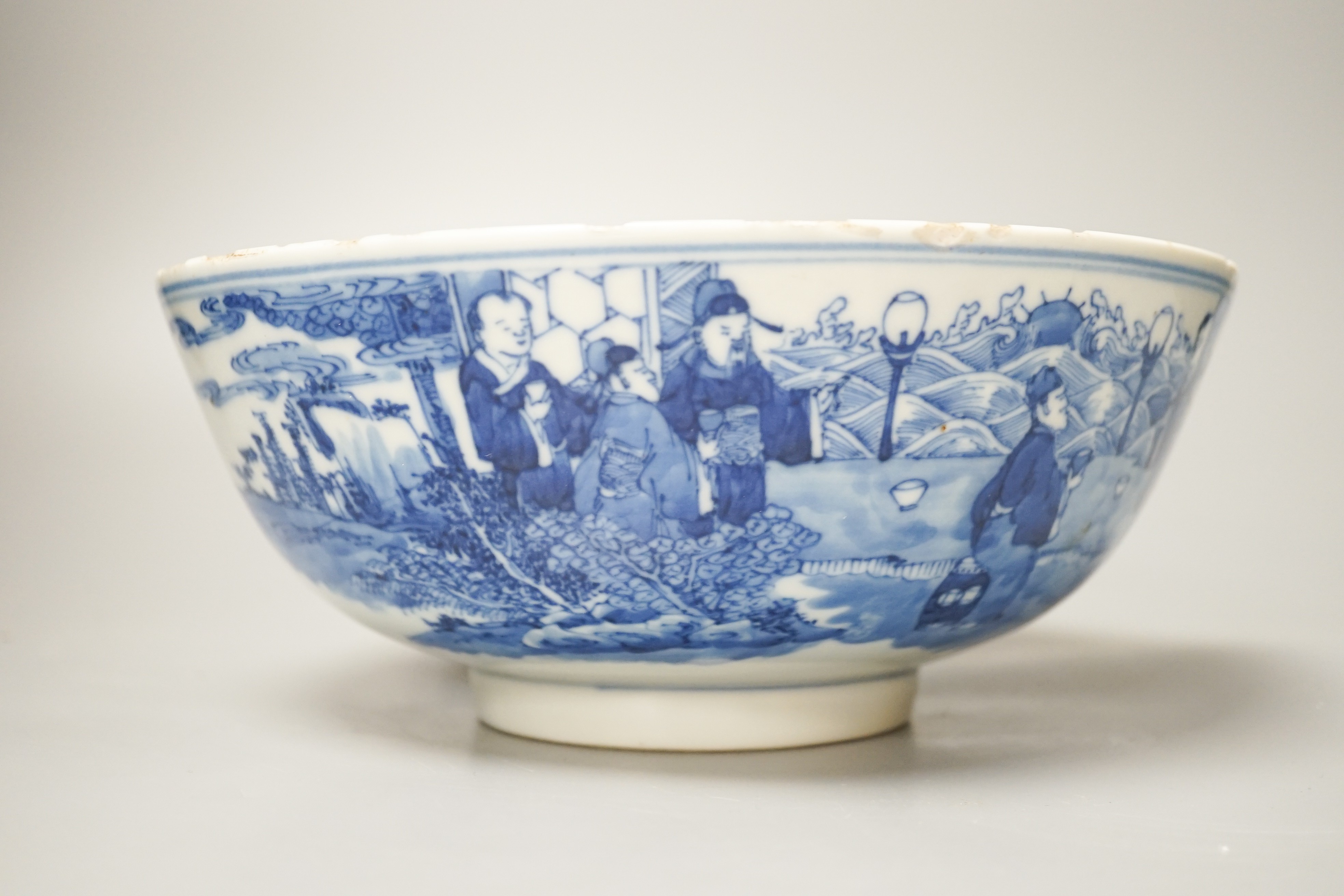 A Chinese blue and white bowl, 19th century 23cm